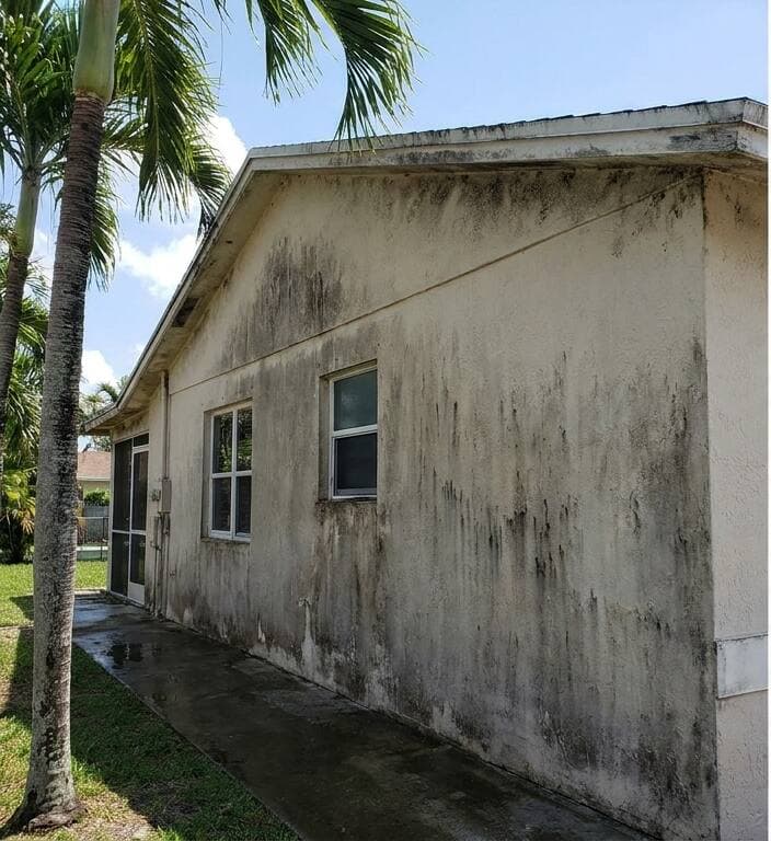 Stucco siding - North Miami before pressure washing Miami
